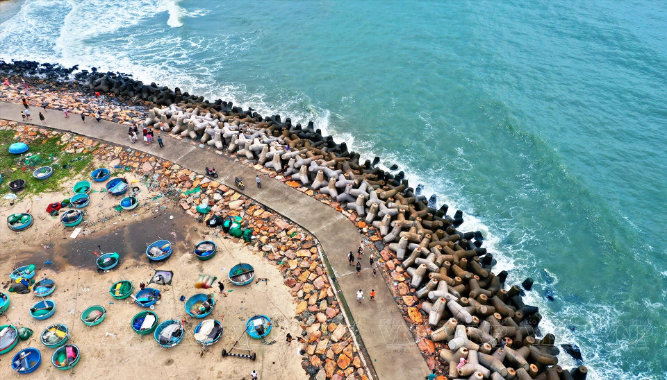 Des habitants locaux racontent que dans le passé, il y avait un gros rocher en forme d'homme qui tournait le dos à la mer et regardait le continent. Photo: VNA
