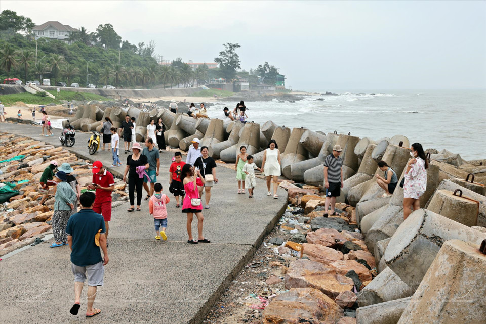 La plage rocheuse d’Ong Dia est un endroit idéal pour observer le coucher et le lever du soleil pour les touristes. Photo: VNA