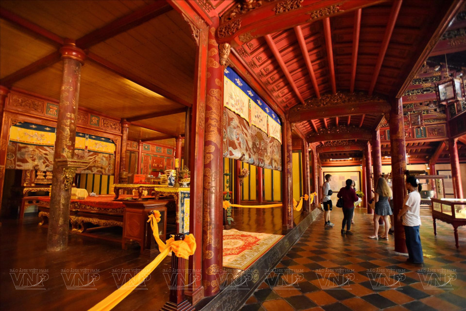 L'intérieur du palais Sung An est peint avec une splendide peinture dorée et rouge. Photo: VI/VNA