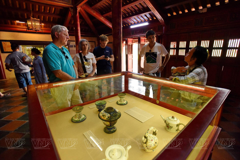 Des touristes étrangers visitent des objets exposés dans le mausolée du roi Minh Mang. Photo: VI/VNA