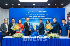 Signature d'un protocole d'accord stratégique en Vinfast et Vietnam afin de développer et intégrer des solutions de cartographie numérique et des services de transport intelligents dans les véhicules électriques VinFast. Photo: VNA