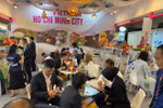 Les stands vietnamiens ont suscité un vif intérêt auprès des distributeurs et détaillants internationaux. Photo: VNA