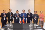 Rencontre entre le président de la Commission économique et financière de l'AN vietnamienne, Phan Van Mai et Mardani Ali Sera, chef de la délégation indonésienne et président du Comité de coopération interparlementaire du Parlement indonésien. Photo: VNA