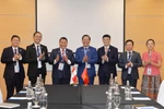 Rencontre entre le président de la Commission économique et financière de l'AN vietnamienne, Phan Van Mai et Mardani Ali Sera, chef de la délégation indonésienne et président du Comité de coopération interparlementaire du Parlement indonésien. Photo: VNA