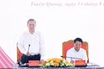 Le secrétaire général du Parti, Tô Lâm, travaille avec la permanence du Comité provincial du Parti de Tuyên Quang. Photo: VNA