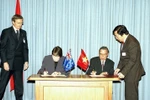 Le Premier ministre Phan Van Khai (droite) et son homologue néo-zélandaise Helen Clark ​​signent la Déclaration commune lors de la visite officielle du dirigeant vietnamien en Nouvelle-Zélande, le 9 mai 2005. Photo: VNA