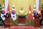 Le secrétaire général du Parti et président du Vietnam, To Lam (droite), et le président sud-coréen, Lee Jae Myung, rencontrent la presse à Hanoï. Photo: VNA