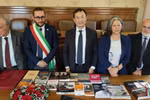 L'ambassadeur du Vietnam en Italie, Duong Hai Hung (au milieu), remet des livres sur le Président Hô Chi Minh à Masciano. Photo: VNA