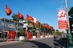 Une rue à Khanh Hoa décorée de drapeaux et de banderoles en l'honneur des élections législatives. Photo: VNA