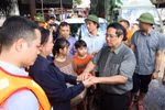 Le Premier ministre Pham Minh Chinh rend visite aux sinistrés du quartier de Phan Dinh Phung. Photo : VNA