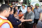 Le Premier ministre Pham Minh Chinh rend visite aux sinistrés du quartier de Phan Dinh Phung. Photo : VNA