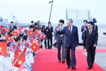 Le secrétaire général du Parti communiste du Vietnam, To Lam (gauche) à l'aéroport international de Pyongyang. Photo: VNA