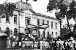 Le 19 août 1945, après un rassemblement à la place de l'Opéra de Hanoï, les forces d'autodéfense et la population de la capitale occupèrent le Palais dfu Tonkin, siège du gouvernement fantoche français au Nord. Photo : VNA