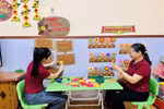 Des enseignants de l'école maternelle Ly Nam De (commune de Hong Minh) décorent la salle de classe pour accueillir les enfants. Photo: baohungyen.vn