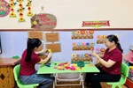 Des enseignants de l'école maternelle Ly Nam De (commune de Hong Minh) décorent la salle de classe pour accueillir les enfants. Photo: baohungyen.vn