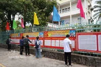 Des étudiants de l'Université de Da Nang lisent des informations des candidats. Photo: VNA