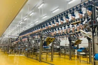 Une chaîne de production de pointe à l’intérieur d’une unité de transformation avicole. Photo: VNA