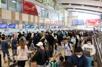 Des passagers à l'aéroport international de Nôi Bai, Hanoi. Photo: VNA