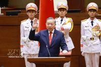 Le secrétaire général du Parti et président de la République, To Lam, prête serment. Photo: VNA