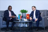 Le Premier ministre Pham Minh Chinh (à droite) rencontre à Johannesburg le vice-président sud-africain Paul Mashatile. Photo: VNA