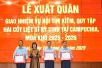 Cérémonie de départ et de remise de mission à l'Équipe chargée de la recherche et du rapatriement des restes des martyrs tombés au Cambodge (K52), pour la saison sèche 2025-2026. Photo: VNA