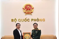 Le général Nguyen Tan Cuong, chef d’état-major général de l’Armée populaire du Vietnam et vice-ministre de la Défense (droite) et le général de corps d’armée Saichay Kommasith, vice-ministre lao de la Défense et chef d’état-major général de l’Armée populaire lao, en visite au Vietnam. Photo: qdnd.vn