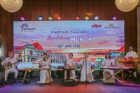 Présentation de la culture vietnamienne aux touristes allemands. Photo: VNA