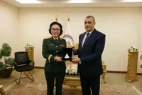 La générale de brigade Phan Thi Hoai Vân, cheffe adjointe du Département général de l’industrie de la défense et le ministre égyptien d’Etat à la production militaire, Mohamed Salah El-Din Mostafa. Photo: ministère vietnamien de la Défense