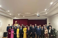 Les personnels des deux ambassades du Vietnam et du Laos en France. Photo: VNA