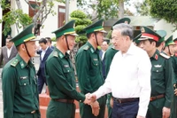 Le secrétaire général du Parti Tô Lâm et des cadres et soldats du poste de garde-frontière d’Ea H’Leo, dans la province de Dak Lak. Photo: VNA