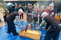 Le concours de pilonnage de gâteaux de riz gluant ajoute une touche festive à Mu Cang Chai 