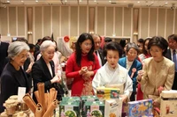 Les produits vietnamiens présentés à la foire caritative organisée à Tokyo par la Société d’amitié des femmes d’Asie-Pacifique (Asia-Pacific Ladies Friendship Society – ALFS). Photo: VNA