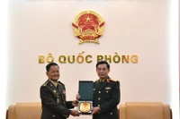 Le général Phan Van Giang, membre du Bureau politique, secrétaire adjoint de la Commission militaire centrale, ministre de la Défense (droite) et le général Prum Din secrétaire d'État au ministère cambodgien de la Défense. Photo: qdnd.vn