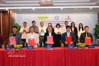 La cérémonie de signature de protocoles d’accord de coopération (deuxième phase) avec plusieurs organisations non gouvernementales étrangères. Photo: VNA