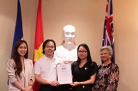 Le Consulat général du Vietnam à Perth (Australie-Occidentale) organise une cérémonie de remise de satisfecit (certificats de mérite) destinée à honorer des étudiants et bénévoles vietnamiens pour leurs contributions exceptionnelles aux activités communautaires. Photo: VNA