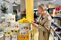 Des produits agricoles vietnamiens vendus dans un supermarché en France. Photo: VNA