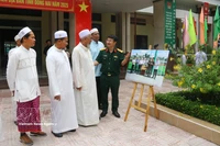 Des dignitaires religieux découvrent les activités des forces armées de la province de Dong Nai. Photo : VNA