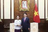 Le président de la République, Luong Cuong (droite) et l’ambassadrice du Cambodge, Touch Pharat. Photo: VNA