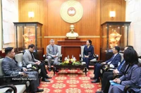 La vice-présidente et secrétaire générale du Comité central du Front de la Patrie du Vietnam (FPV), Ha Thi Nga (droite), a reçu ce jeudi 12 mars à Hanoï V. G. Kalganov, vice-président du Comité des relations extérieures de Saint-Pétersbourg. Photo: VNA