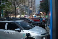 Des véhicules électriques stationnent pour la recharge dans une station de la capitale. Le développement des infrastructures de recharge, combiné à la transition vers la mobilité électrique, constitue un levier majeur de promotion des transports verts à Hanoï. Photo: VNA