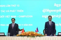 Le vice-Premier ministre Bui Thanh Son (gauche) et le vice-Premier ministre cambodgien et ministre de l'Intérieur, Sar Sokha coprésident la 13e Conférence sur la coopération et le développement des provinces frontalières Vietnam-Cambodge. Photo: VNA
