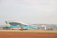 Un gros-porteur Boeing 787-9 de la compagnie Vietnam Airlines atterrit en toute sécurité à l'aéroport international de Long Thanh lors d'un vol d'essai le 15 décembre. Photo : VNA