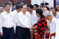 Le président de l’Assemblée nationale (AN), Trân Thanh Mân, rencontre les électeurs de la ville de Cân Tho. Photo: VNA