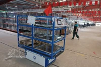 Des robots de transport automatisés acheminent des matières premières de l'entrepôt vers les chaînes de production de la société Maxport. Photo: VNA