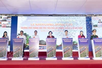 La cérémonie de lancement des travaux de l’école internat multi-niveaux (primaire et collège) de Ba Chuc, dans la province d’An Giang (Sud). Photo: VNA