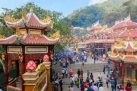 Le Festival printanier du mont Ba Den (la Dame noire). Photo: tapchihuongsac.vn