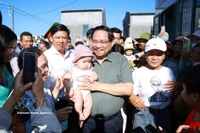 Le Premier ministre Pham Minh Chinh et des habitants. Photo: VNA