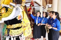 Des jeunes participent à des activités artistiques traditionnelles, contribuant à renforcer la sensibilisation, à nourrir l’attachement et la fierté envers la culture nationale. Photo: VNA