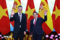 Le Premier ministre Pham Minh Chinh et son homologue espagnol Pedro Sánchez. Photo: VNA