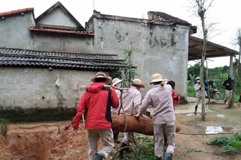 L'équipe de déminage MAG a découvert et éliminé avec succès une bombe non explosée pesant près de 230 kg dans un jardin d'une famille du village de Nguyen Son, commune de Cu Nam, province de Quang Binh. Photo diffusée par la VNA le 3 avril 2024